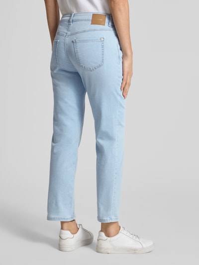 Männermodel trägt jasnoniebieskie jeansy ze skróconą nogawką Cropped Jeans mit Eingrifftaschen Modell 'Dream' von MAC, mieszanka bawełny i elastanu, wpuszczane kieszenie, szerokość w rozmiarze 36/27: 41 cm, długość wewnętrzna nogawki w rozmiarze 36/27: 70 cm, całkowity widok z tyłu