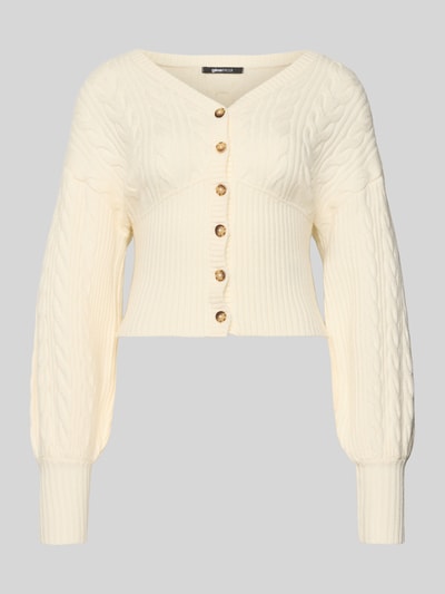 Produktfoto, Strickjacke mit Knopfleiste von Gina Tricot, kremowy kolor, krój regular fit, wiskozowy miks, ściągacze, dekolt V, długość tyłu w rozmiarze S: 48 cm, długość rękawa w rozmiarze S: 52 cm