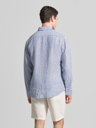 Męski model nosi Modern Fit Freizeithemd aus reinen Leinen Modell 'Daniel' od Brax w biało-niebieskie paski, koszula casualowa, kołnierzyk typu button down, listwa guzikowa, długość tyłu w rozmiarze M: 76 cm, szerokość w rozmiarze M: 50 cm, długość rękawów w rozmiarze M: 67 cm, widok całej sylwetki z tyłu