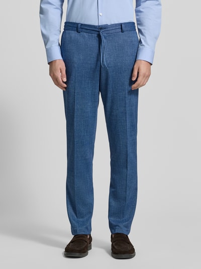 Mężczyzna nosi Straight Fit Stoffhose mit Bundfalten Modell 'Sparta' od Zuitable, niebieski materiał z bawełną, kieszenie z tyłu, zapięcie na guzik i zamek, szerokość w rozmiarze 50: 47 cm, długość nogawki od wewnątrz: 80 cm, tekstura gładka, widok z przodu do kolan