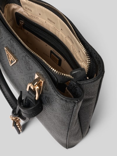 Produktfoto, schwarze Handtasche mit Logo-Muster Modell 'NOELLE II' von Guess, Hauptfach mit Reißverschluss, Label-Applikation, Tragehenkel, Schulterriemen, Maße: Breite 24 cm, Länge 19 cm, Tiefe 6 cm, Schulterriemen 126 cm.