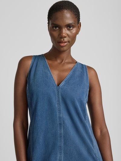 Modelka kobieca nosi Jeanskleid mit V-Ausschnitt Modell 'SASKYLAR' od Samsøe Samsøe z czystego lyocellu, luźny krój, sukienka midi, zamek boczny, kolor niebieski, tekstura dżinsowa, szerokość w rozmiarze S: 46 cm, długość pleców: 125 cm, zbliżenie na górną część ciała