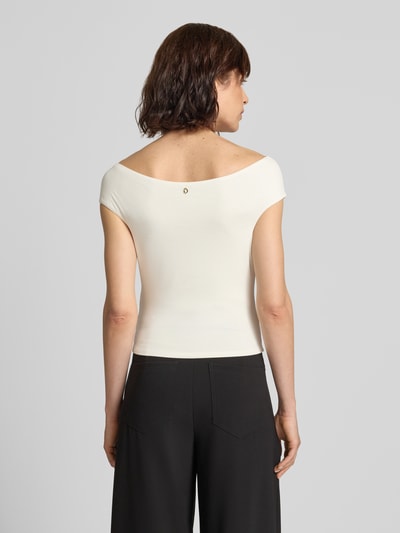 Frauenmodel trägt Top im Off-Shoulder-Look Modell 'SUNI' von GUESS in Creme, Slim Fit, glatte Textur, Rückenansicht, Ganzkörperansicht Rückansicht.