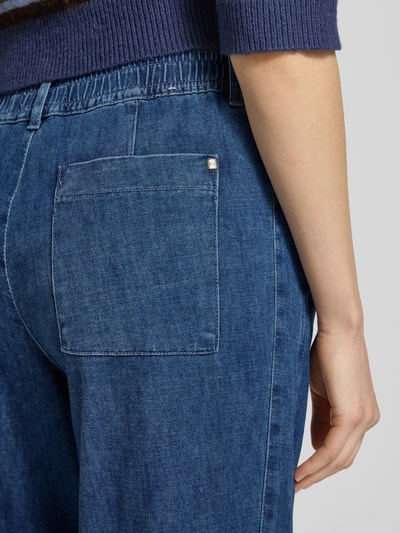 Männermodel trägt Wide Leg Jeans mit elastischem Bund von Brax, mieszanka bawełny z dodatkiem streczu, efekt znoszenia, detal z tyłu, zbliżenie na biodra