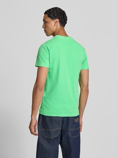 Männermodel trägt T-shirt mit ronde hals en labelstitching van Superdry, puur katoen, slim fit, ruglengte maat M 66 cm, Ganzkörperansicht Rückansicht.