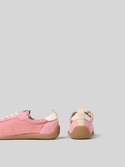 Produktfoto, Sneaker mit Ziernähten von Kenzo in Rosa mit abgerundeter Form, Satin, Schnürverschluss und strukturierte Sohle.