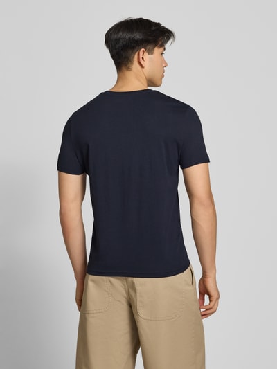 Männermodel trägt Basic Slim Fit T-Shirt mit Flock-Logo auf der Brust von REVIEW in Dunkelblau, Baumwoll-Viskose-Mix, Ganzkörperansicht Rückansicht.