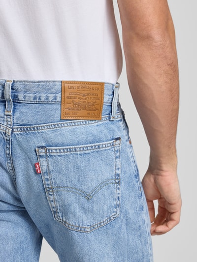 Męski model nosi Wide Fit Jeans mit 5-Pocket-Design od Levi's®, jasnoniebieski denim, bawełna z elastanem, detal z tyłu, zbliżenie bioder.