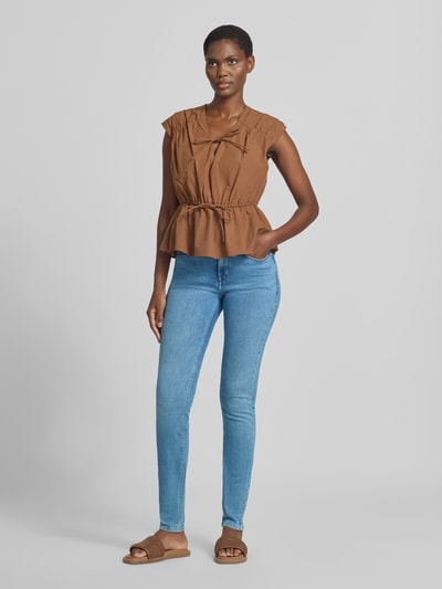Frauenmodel trägt Skinny Fit Jeans mit Knopf- und Reißverschluss Modell 'Elma' von OPUS, hellblau, glatte Textur, Ganzkörperansicht von vorne, Damen Straight Fit Jeans von OPUS.