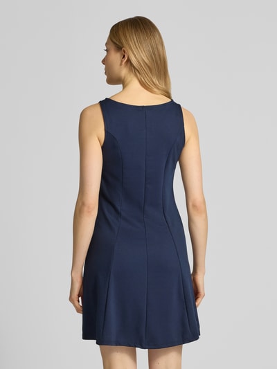 VERO MODA Rozkloszowana sukienka casualowa ze szwami działowymi model 'ABBY' Ciemnoniebieski 5
