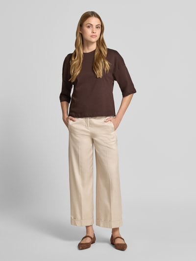 Frauenmodel trägt Damen T-Shirt mit überschnittenen Schultern Modell 'Sarenzi' von OPUS in Braun, Reine Baumwolle, Loose-Fit, Rundhalsausschnitt, Ganzkörperansicht von vorne.