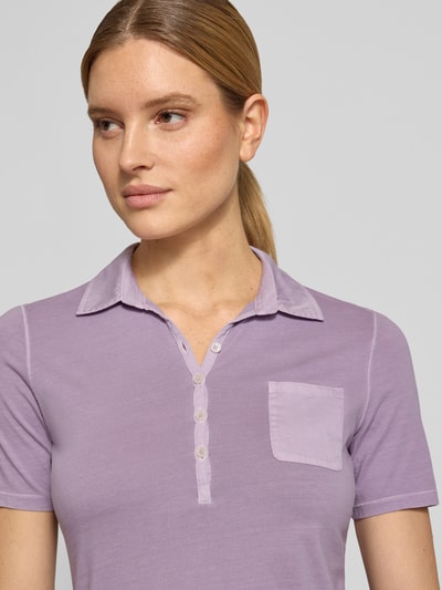 Kobiece modelka nosi Regular Fit Poloshirt aus reiner Baumwolle od Marc O'Polo, efekt: jednolity kolor, krój regular fit, nadruk z logo, kołnierzyk polo, krótkie zapięcie na guziki, krótki rękaw, brustasza, wykończenie materiału: dżersej, materiał: bawełna, zbliżenie na górną część ciała z przodu