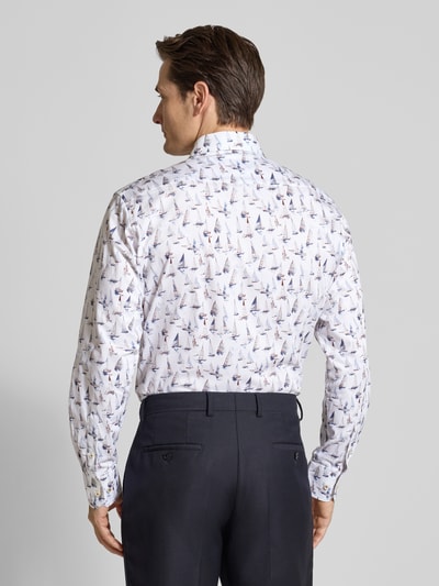 Männermodel trägt Regular Fit Business-Hemd mit Kentkragen von ETERNA, Allover-Motiv-Print, reine Baumwolle, Ganzkörperansicht Rückansicht.