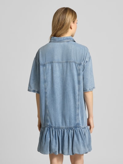 Frauenmodel trägt Regular Fit Minikleid aus Lyocell-Mix Modell 'Sea' von Gestuz, Denim-Optik, Falten-Struktur, Halbarm, Ganzkörperansicht Rückansicht.