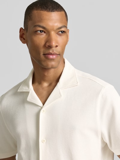 Männermodel trägt Modern Fit Freizeithemd mit Reverskragen von Christian Berg Men in Creme, reine Bio-Baumwolle, Nahaufnahme Oberkörper.