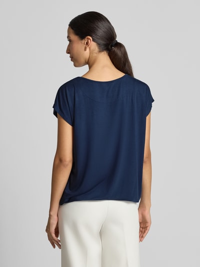 Frauenmodel trägt Relaxed Fit T-Shirt aus Viskose-Mix Modell 'Minou' von ZABAIONE in Dunkelblau, glatte Textur, Ganzkörperansicht Rückansicht, Damen T-Shirt Relaxed Fit mit elastischem Bund und Raffungen, Rückenlänge bei Größe S 54 cm.