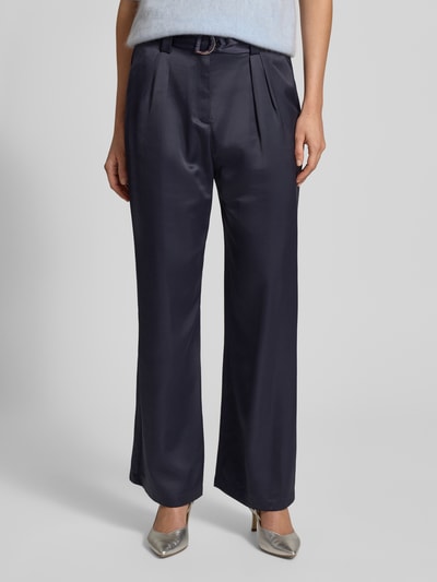 Kobiece modelka nosi Relaxed Fit Bundfaltenhose aus Viskose-Mix od s.Oliver BLACK LABEL, granatowy satynowy materiał, kieszenie, widok z przodu, ujęcie całej sylwetki.
