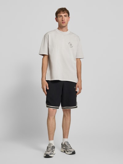 Männermodel trägt Oversized Herren T-Shirt mit Label-Print Modell 'Nuevo' von Pegador in Reine Baumwolle, Rundhalsausschnitt, Ganzkörperansicht von vorne.