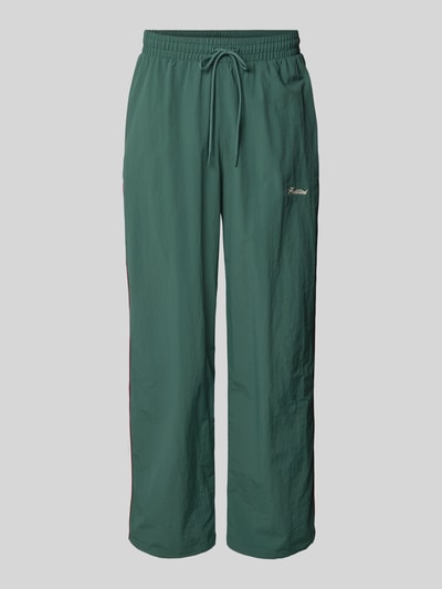 Produktfoto, grüne Trackpants mit Label-Stitching Modell 'SLIPSTREAM' von PROHIBITED, Relaxed Fit, elastischer Bund, glatte Textur