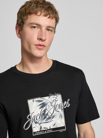Männermodel trägt Herren T-Shirt mit Print, Rundhalsausschnitt aus Reine Baumwolle, Regular-Fit, Modell 'HONOLULU' von Jack & Jones, Nahaufnahme Oberkörper.