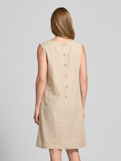 Frauenmodel trägt knielanges Kleid aus Leinen-Viskose-Mix Modell 'LAVA' von FREE/QUENT, Beige, strukturierte Oberfläche, Ganzkörperansicht Rückansicht, gerader Schnitt, Rundhalsausschnitt, Rückenlänge bei Größe S 95 cm, Brustweite bei Größe S 50 cm.