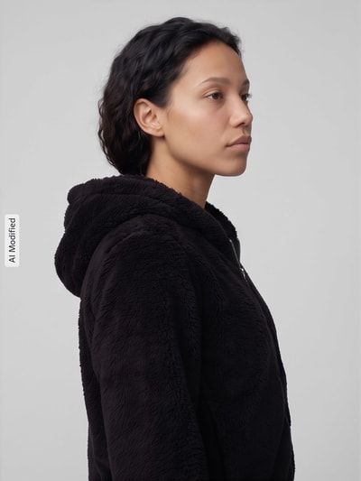Frauenmodel trägt Regular Fit Sweatjacke mit Kapuze Modell 'NEWANNA' von ONLY in Schwarz, flauschige Textur, Nahaufnahme Oberkörper, Damen Sweatjacke von ONLY, KI-modifiziertes Bild.