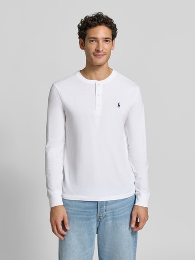 Männermodel trägt wit regular fit shirt met lange mouwen van puur katoen Regular Fit Langarmshirt aus reiner Baumwolle van Polo Ralph Lauren, Ganzkörperansicht van voren
