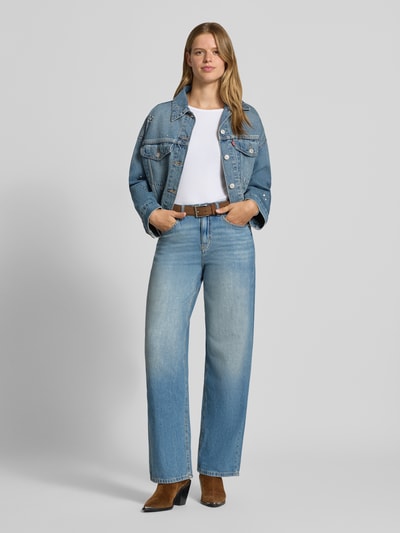 Frauenmodel trägt Loose Fit Jeans aus reiner Baumwolle Modell 'TOLEDO' von ONLY, hellblau, strukturierte Oberfläche, Ganzkörperansicht von vorne, Damen Wide & Loose Fit Jeans von ONLY.