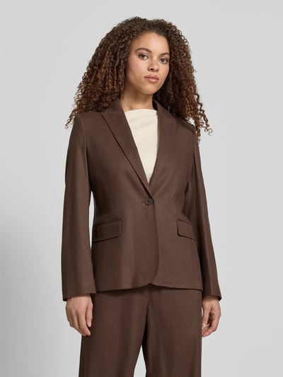 Vrouwenmodel draagt Blazer met Reverskraag en Pattentaschen van Jake*s collectie in bruin met getailleerd model, knoopsluiting, klepzakken, ruglengte 65 cm, borstwijdte 46 cm, mouwlengte 62 cm, geheel bruin, zacht ogende structuur, vooraanzicht van bovenlichaam.