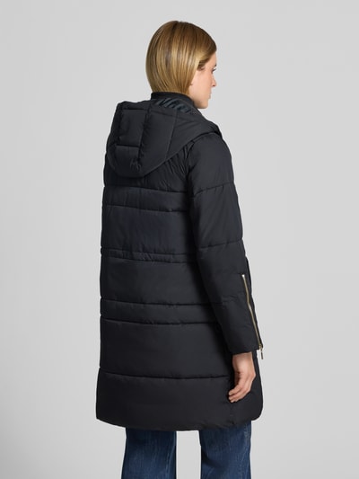 Frauenmodel trägt Regular Fit Mantel mit Logo-Detail von Liu Jo, schwarze Stepp-Optik, Kapuze, Reißverschluss, Eingrifftaschen, Ganzkörperansicht Rückansicht.