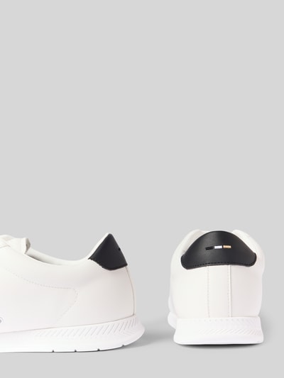 Produktfoto, witte sneakers in leerlook met zwarte details, glad oppervlak, model 'NITAN_LOWP_PLTD' van BOSS, heren sneakers