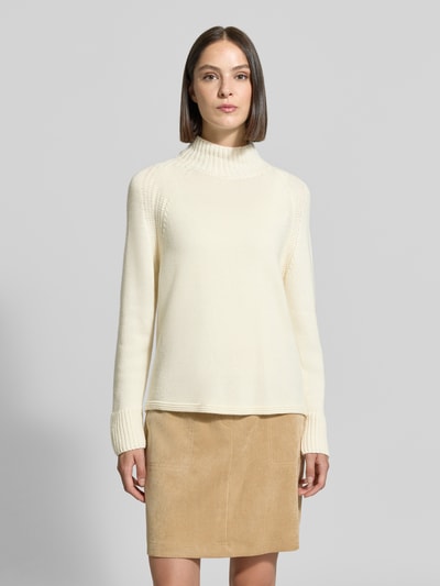 Kobiece modelka nosi Regular Fit Pullover mit Woll- und Kaschmir-Anteil Modell 'Kustra' von JOOP!, sweter damski, kremowy kolor, gładka dzianina, prosty krój, Ganzkörperansicht von vorne.