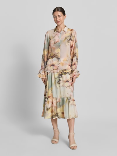 Frauenmodel trägt Regular Fit Bluse mit Rüschen Modell 'CARMEN' von Soyaconcept, Allover-Look, Hemdblusenkragen, leichte Farbverläufe, Ganzkörperansicht von vorne.