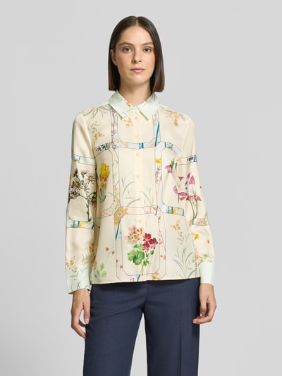 Vrouwenmodel draagt Regular Fit Hemdbluse aus reiner Seide van HERZENS met bloemen all-over print, overhemdkraag, met lange mouwen, ruglengte maat 36: 66 cm, mouwlengte maat 36: 64 cm, all-over zachte pastelkleuren, glanzende zijde textuur, bloemenmotief, geheelbeeld van voren.