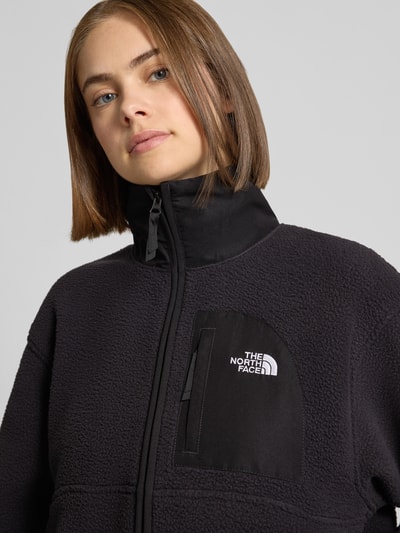 Frauenmodel trägt Regular Fit Fleecejacke mit Stehkragen Modell 'YUMIORI' von The North Face, Schwarz, Fleece, Nahaufnahme Oberkörper.