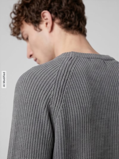 Männermodel trägt Regular Fit Pullover aus reiner Baumwolle Modell 'BRAUN' von Selected, Herren Pullover, Nahaufnahme Rückansicht, KI-modifiziertes Bild.