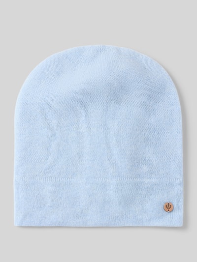 Produktfoto, hellblaue Beanie aus reinem Kaschmir von FRAAS, feines Strickmuster, Label-Applikation, Ziernaht, weiche Textur.