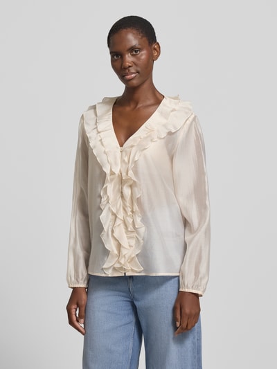 Frauenmodel trägt Regular Fit Bluse aus Lyocell-Mix mit Volants von comma, cremefarben mit V-Ausschnitt, glatte Textur, Ganzkörperansicht von vorne.