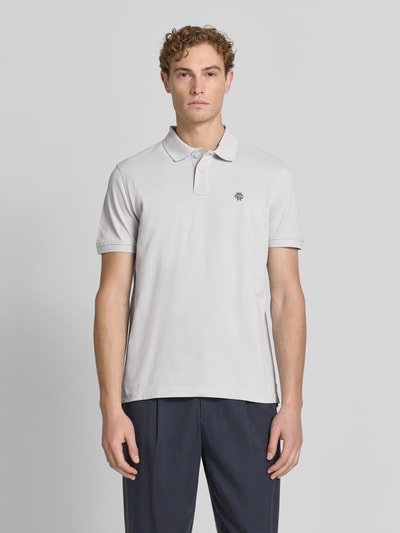 Männermodel trägt Regular Fit Poloshirt mit Label-Stitching von MCNEAL aus Reine Baumwolle, Knopfleiste, Rückenlänge 70 cm, Ganzkörperansicht von vorne.