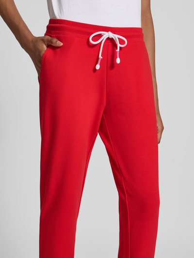 Männermodel trägt Slim Fit Sweatpants aus Baumwoll-Mix Modell 'Cozy Nights' von Mey, krój slim fit, wpuszczane kieszenie, tunel, mieszanka bawełny, Długość wewnętrzna nogawki w rozmiarze S: 69 cm, intensywnie czerwony kolor, gładka struktura, Nahaufnahme Oberkörper.