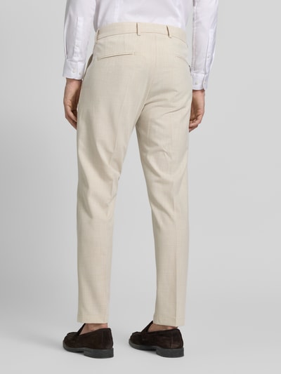 Männermodel trägt Hose mit Bügelfalten Modell 'Beppe' von CINQUE in Beige, schmal geschnitten, Material-Mix, Ganzkörperansicht Rückansicht.
