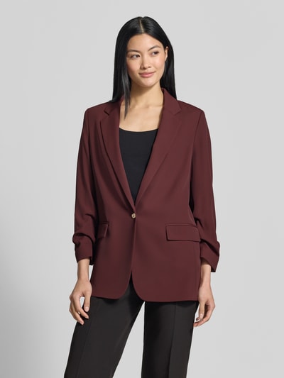 Frauenmodel trägt Oversized Blazer mit Raffungen von Jake*s Collection in Dunkelrot, elastischer Material-Mix, Ganzkörperansicht von vorne.