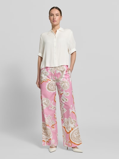 Frauenmodel trägt Regular Fit Bluse aus Viskose mit 1/2-Arm von Emily Van den Bergh, cremefarben, Hemdblusenkragen, Knopfleiste, Ganzkörperansicht von vorne. Rückenlänge bei Größe 36: 54 cm, Ärmellänge bei Größe 36: 26 cm.