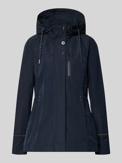 Produktfoto, dunkelblaue Funktionsjacke mit Brusttasche von Gil Bret mit Kapuze, Stehkragen und taillierter Passform, glatte Textur