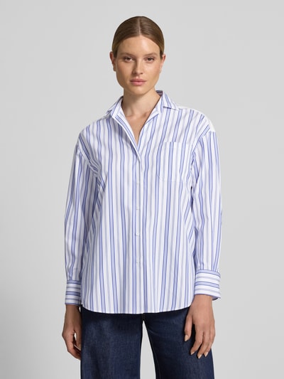 Frauenmodel trägt Loose Fit Hemdbluse aus reiner Baumwolle von Weekend Max Mara, blau-weiß gestreift, unifarben, mit Hemdkragen und Knopfleiste, Stickerei auf der Rückseite, lange Ärmel mit Manschetten, Ganzkörperansicht von vorne.