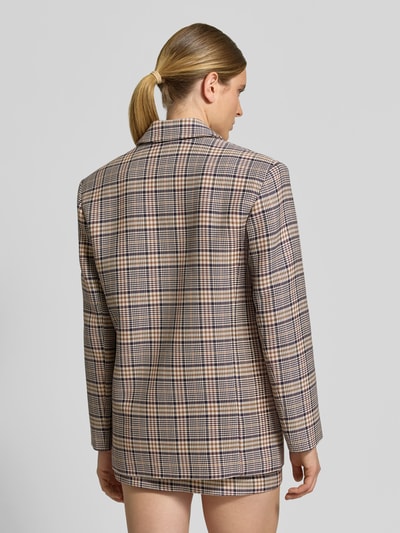 Vrouwenmodel draagt Regular Fit Longblazer uit viscosemix van Anine Bing in beige, bruin en zwart met ruitstructuur, reverskraag, 2-knoopsluiting, borstzak, klepzakken, ruglengte 75 cm, borstwijdte 43 cm, mouwlengte 61 cm, Ganzichaansicht achterkant.