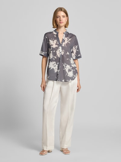 Frauenmodel trägt Relaxed Fit Kurzarmbluse aus reiner Baumwolle von Marc O'Polo in Grau mit weißen Mustern, lockere Passform, Ganzkörperansicht von vorne. Damen Kurzarmbluse von Marc O'Polo.