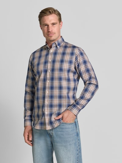 Männermodel trägt Regular Fit Business-Hemd mit Button-Down-Kragen von Christian Berg Men, kariertes Muster in Blau, Reine Baumwolle, Ganzkörperansicht von vorne. Rückenlänge 78 cm, Schulterbreite 59 cm, Ärmellänge 64 cm bei Größe 39/40.