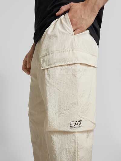 EA7 Emporio Armani Trackpants mit Pattentaschen und Logo-Print Offwhite 3