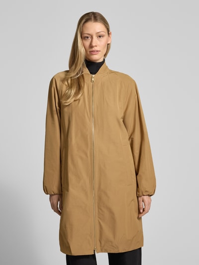 Frauenmodel trägt Mantel mit Stehkragen und Zweiwege-Reißverschluss von Fuchs Schmitt in Beige, Material-Mix, Relaxed Fit, Ganzkörperansicht von vorne.